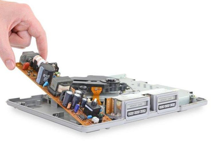 25. yıldönümüne özel PlayStation 1i parçalarına ayırdılar