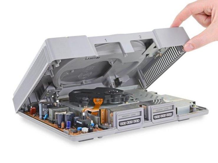 25. yıldönümüne özel PlayStation 1i parçalarına ayırdılar