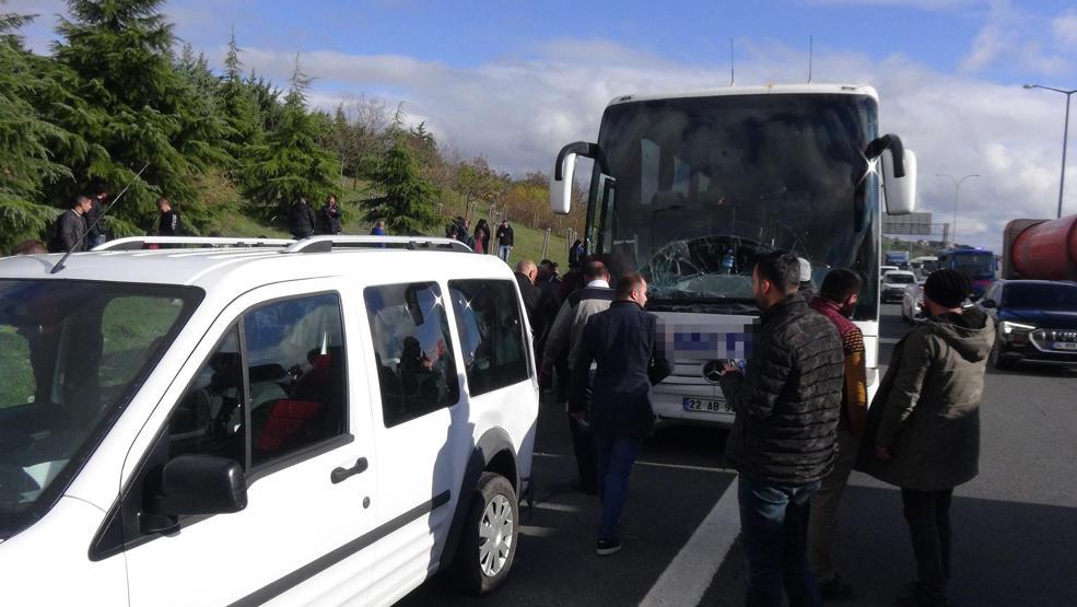 Zincirleme kazada otomobil aracın üzerine çıktı
