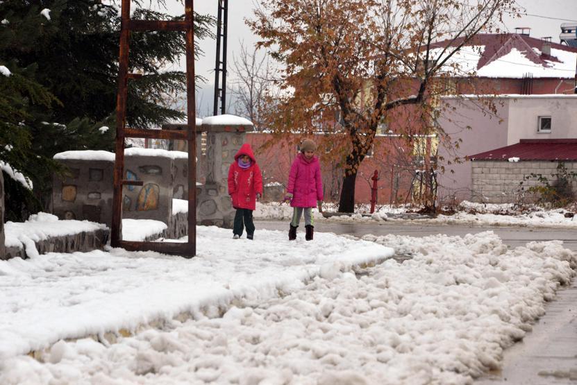 İki ilçedeki kar tatili öğrencileri sevindirdi
