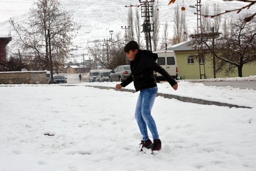 İki ilçedeki kar tatili öğrencileri sevindirdi