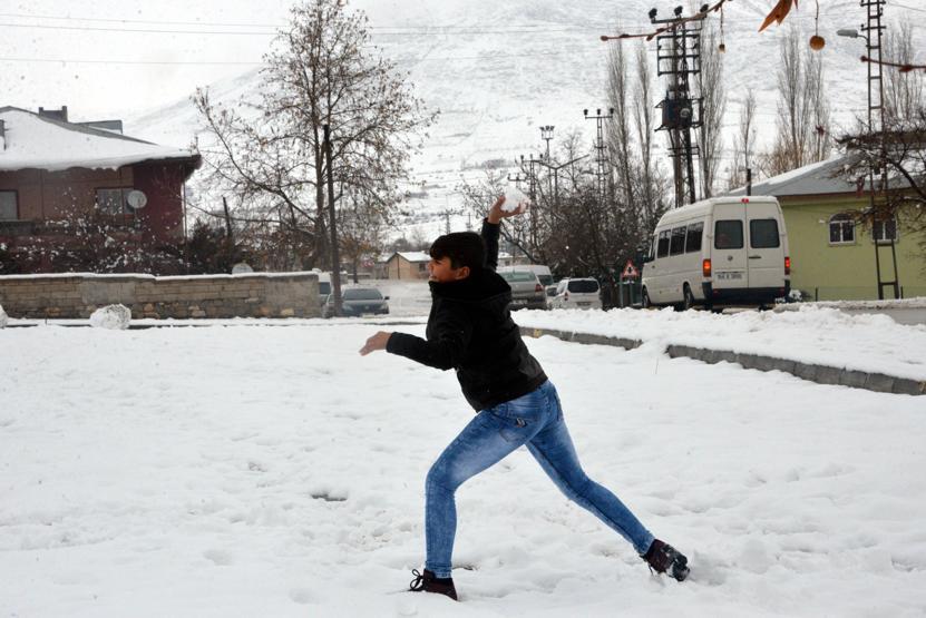 İki ilçedeki kar tatili öğrencileri sevindirdi