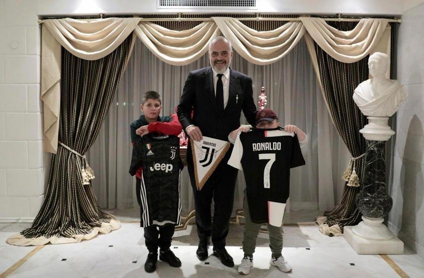 Ronaldo ve Buffondan Arnavut çocuklara sürpriz