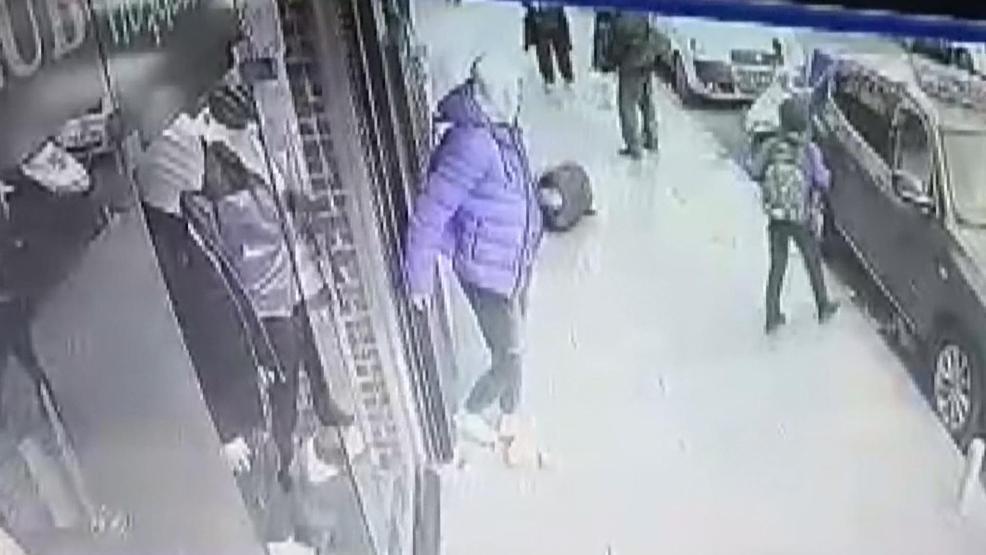 Kağıthanede dehşet; 3 kişiyi bıçakladı koşarak kaçtı