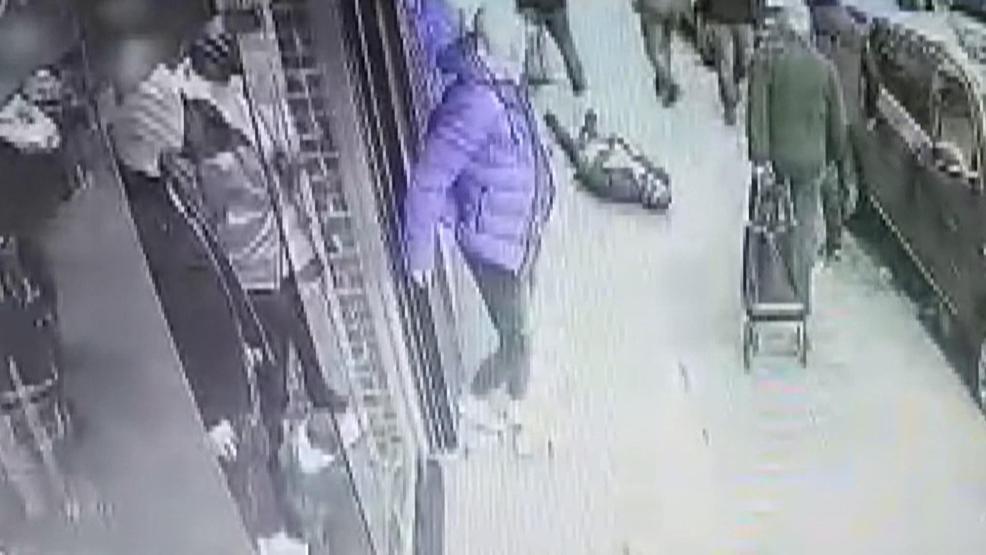 Kağıthanede dehşet; 3 kişiyi bıçakladı koşarak kaçtı