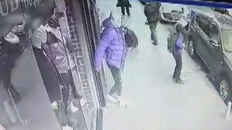 Kağıthanede dehşet; 3 kişiyi bıçakladı koşarak kaçtı