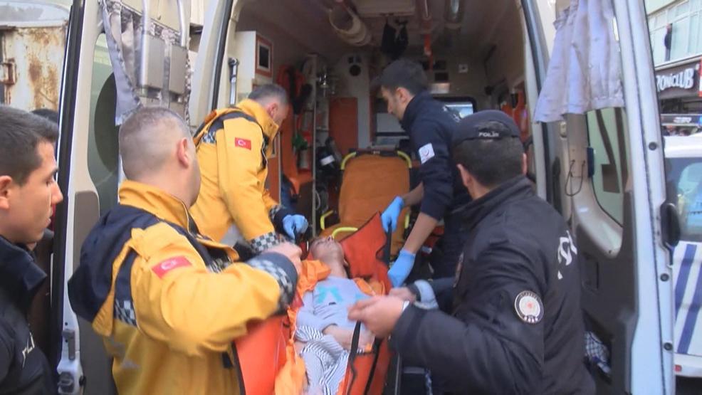 Kağıthanede dehşet; 3 kişiyi bıçakladı koşarak kaçtı