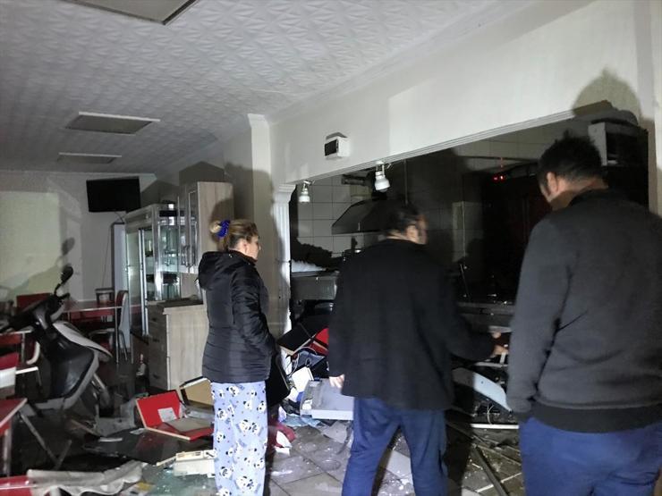İstanbulda korkutan kaza: Otomobil lokantaya girdi