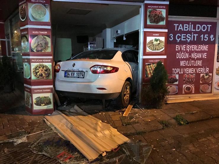 İstanbulda korkutan kaza: Otomobil lokantaya girdi