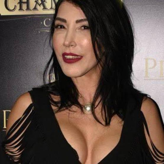 2020 model Hande Yener