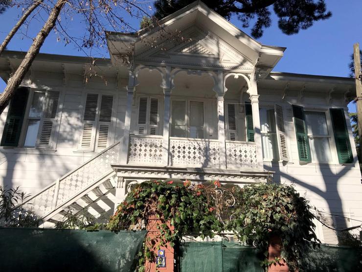 Ölen İngiliz eski istihbarat subayının evinin önünde gizemli kadın