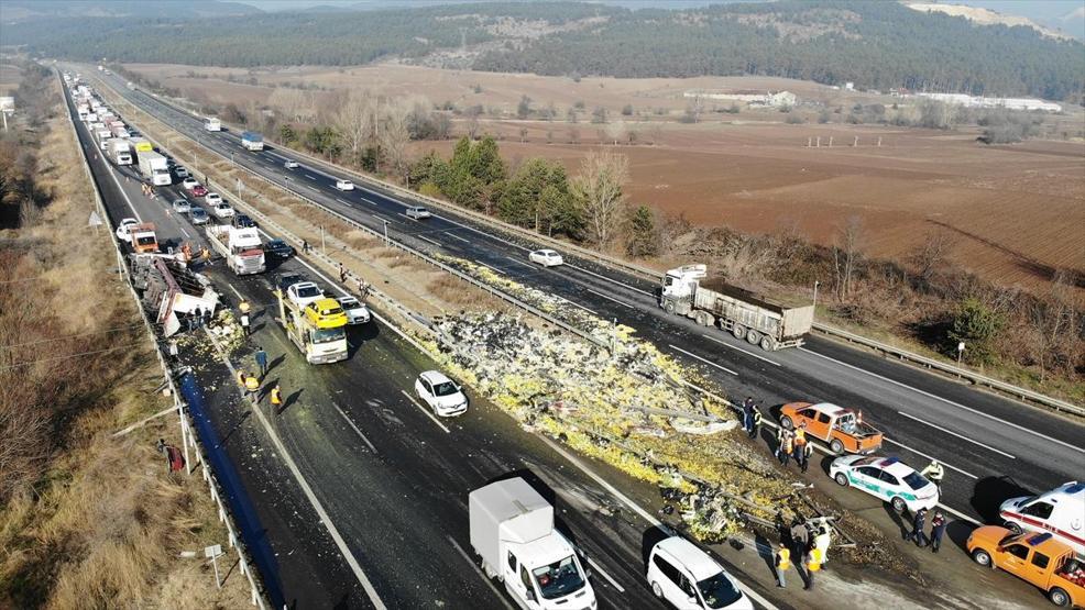 Anadolu Otoyolunda devrilen TIR ulaşımı aksattı