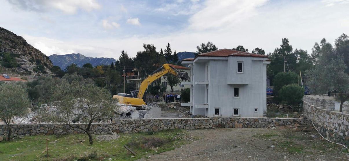 Marmarista kaçak villalar yıkıldı