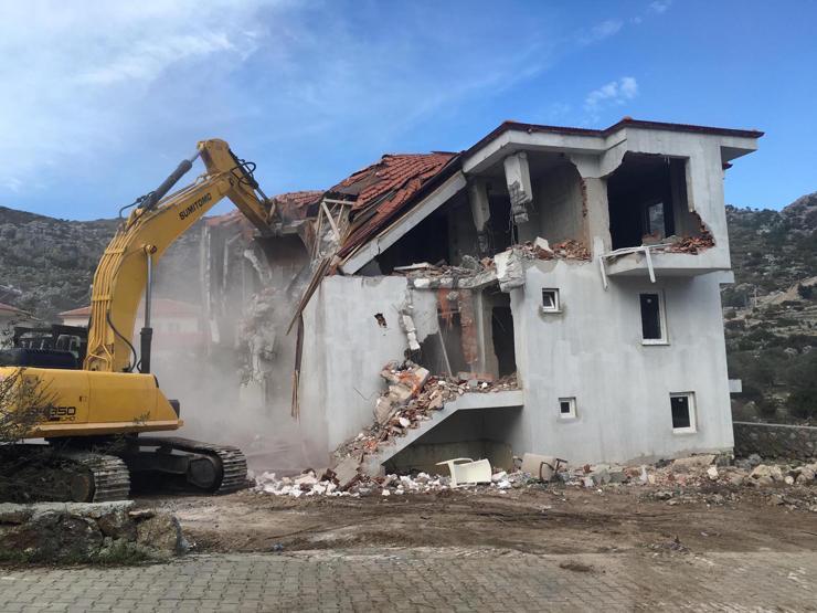 Marmarista kaçak villalar yıkıldı