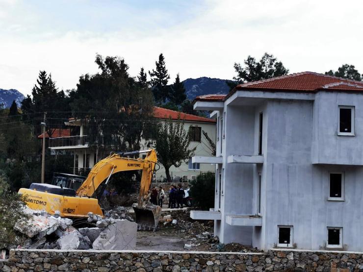Marmarista kaçak villalar yıkıldı