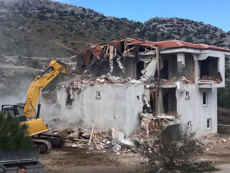 Marmarista kaçak villalar yıkıldı