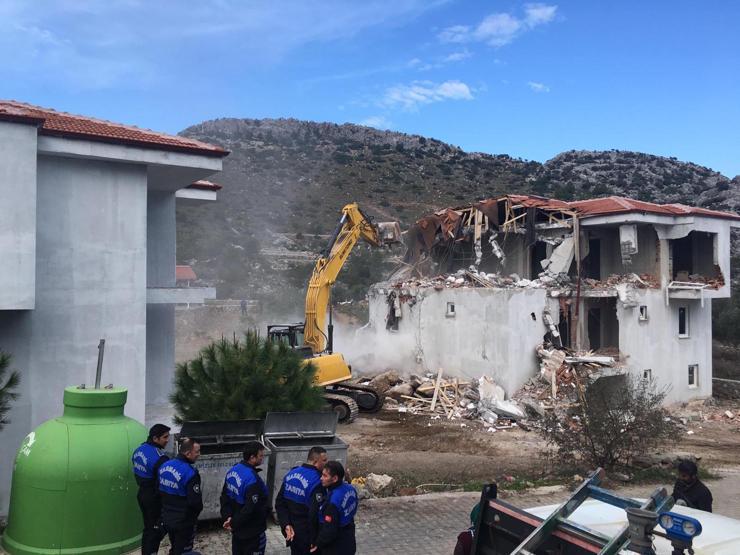 Marmarista kaçak villalar yıkıldı