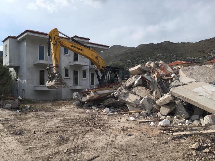 Marmarista kaçak villalar yıkıldı