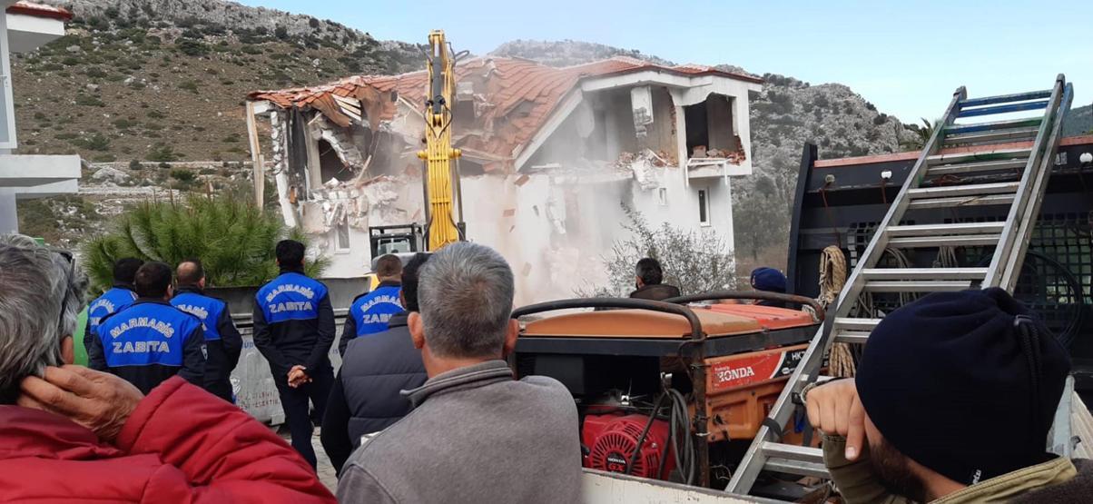 Marmarista kaçak villalar yıkıldı