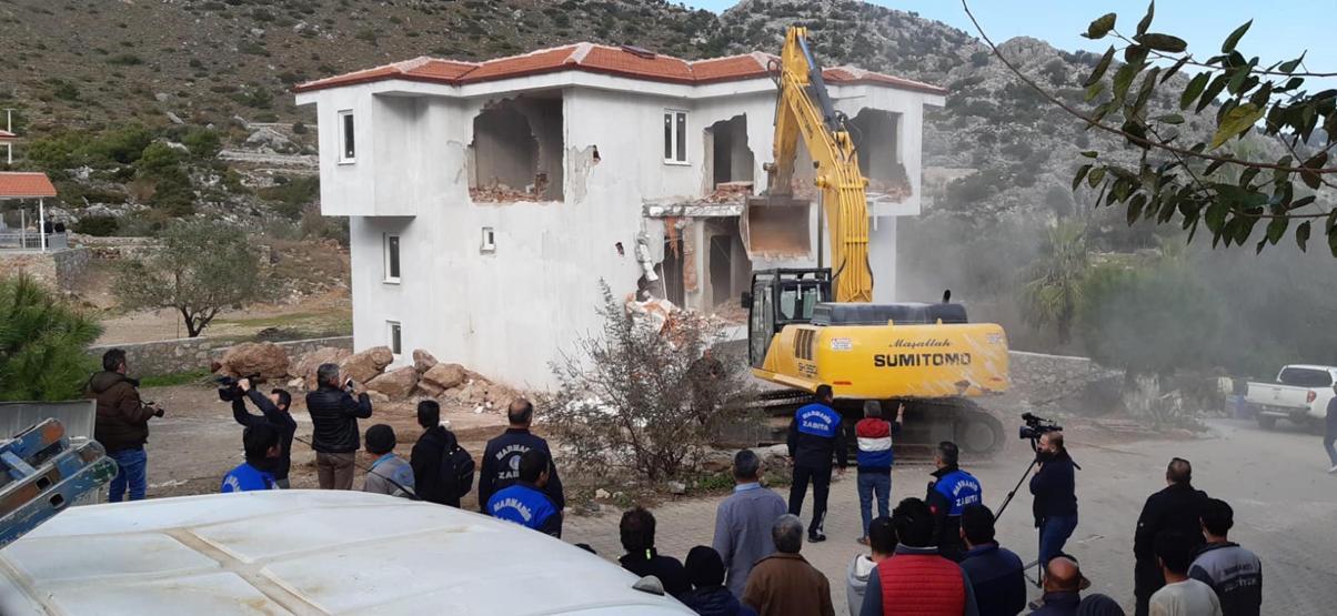 Marmarista kaçak villalar yıkıldı