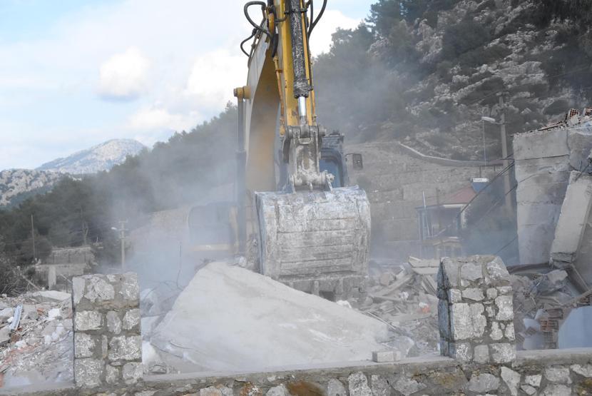 Marmarista kaçak villalar yıkıldı