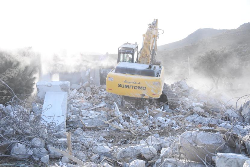 Marmarista kaçak villalar yıkıldı