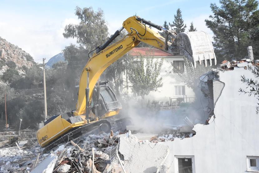 Marmarista kaçak villalar yıkıldı