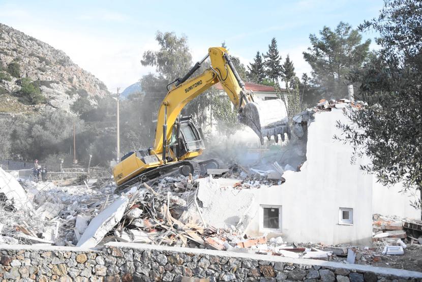 Marmarista kaçak villalar yıkıldı