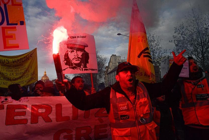 Fransada Macron karşıtları sokağa döküldü