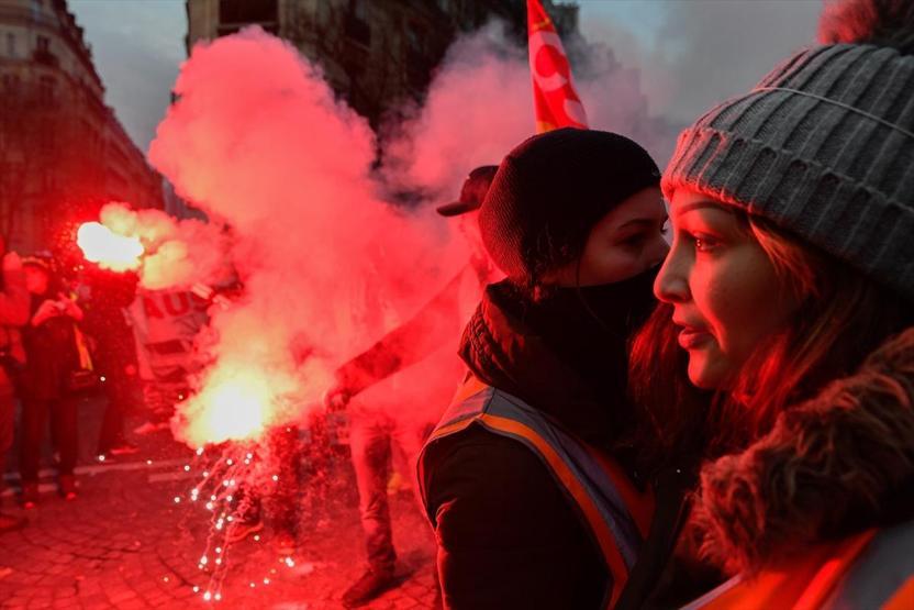 Fransada Macron karşıtları sokağa döküldü