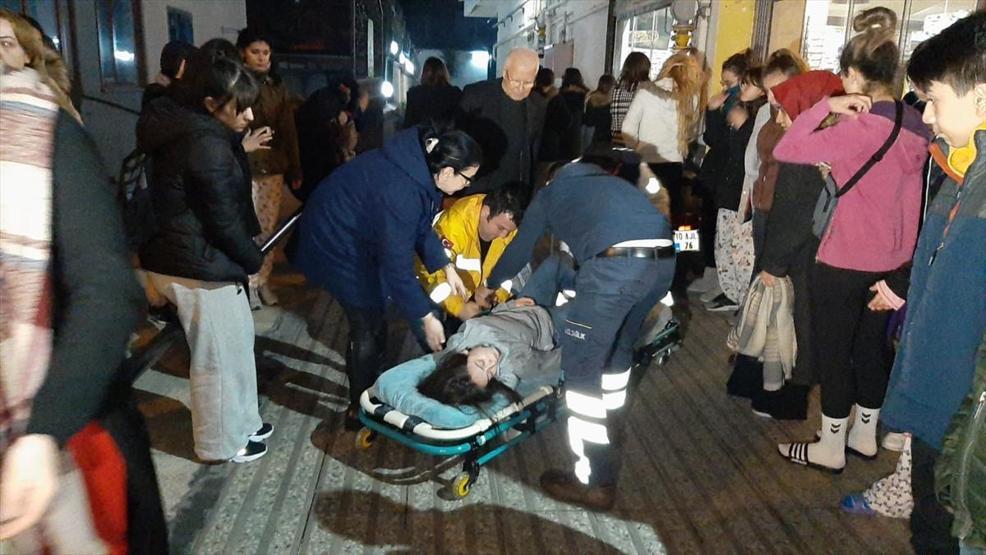 Deprem sonrası panik dolu anlar Apar topar hastaneye götürüldü