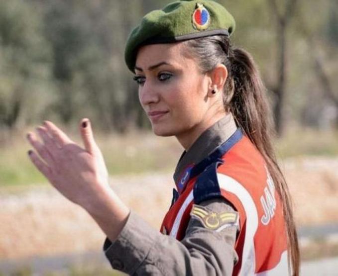 Şehit Astsubay Esma Çevikin hikayesi: Hukuk kazandı, askerliği seçti