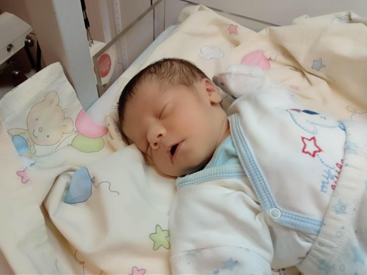 Çanta içinde sokağa bırakılan 15 günlük bebek bulundu