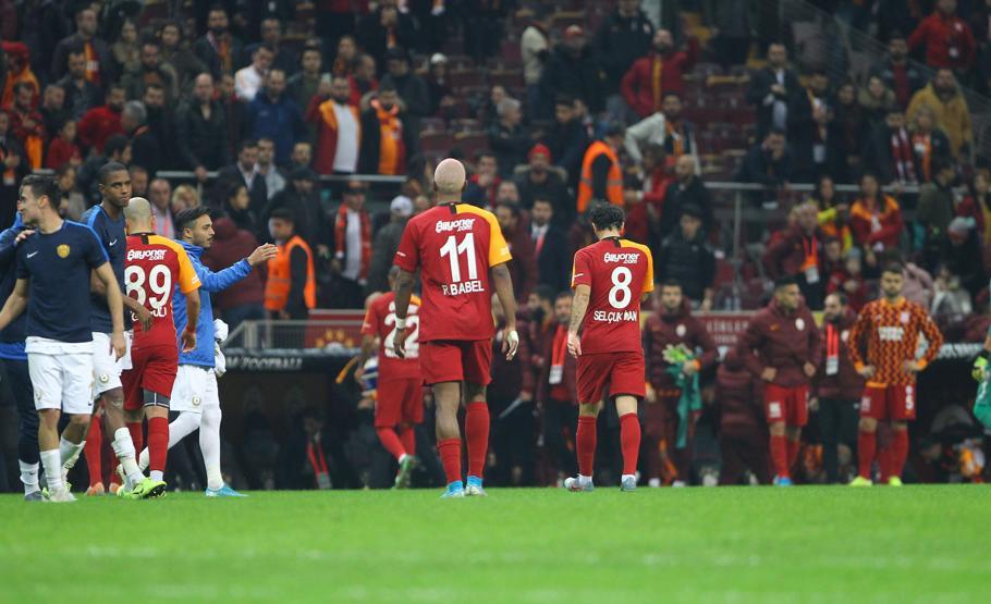Galatasarayın 3 kaptanı canlı yayında özür diledi