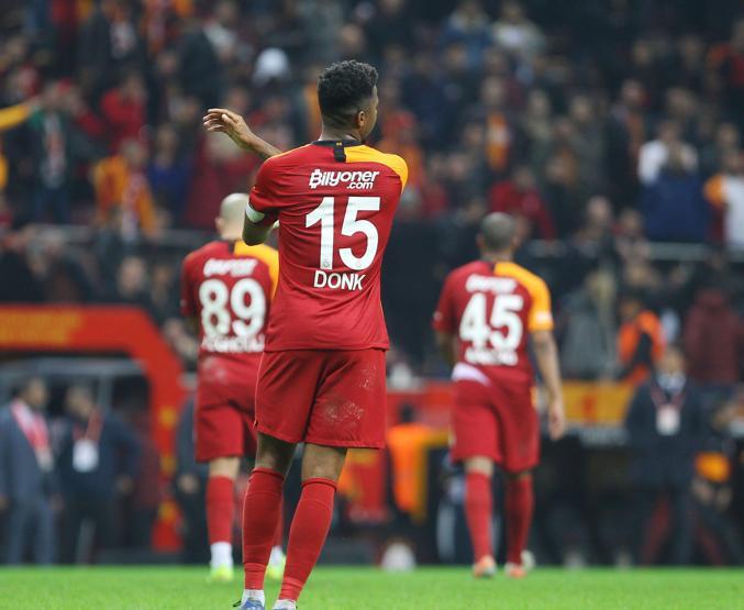 Galatasarayın 3 kaptanı canlı yayında özür diledi