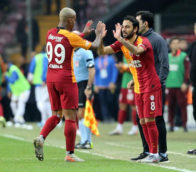 Galatasarayın 3 kaptanı canlı yayında özür diledi