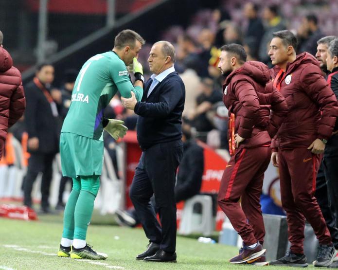 Galatasarayın 3 kaptanı canlı yayında özür diledi