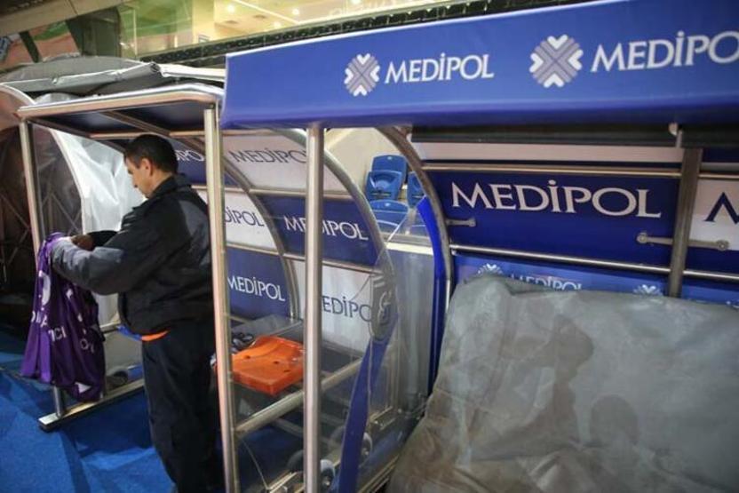 Sinirlerine hakim olamadı camı kırdı