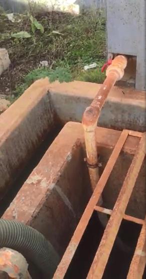 Fabrikanın dereye atık boşaltması kamerada