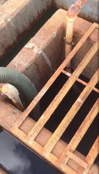 Fabrikanın dereye atık boşaltması kamerada