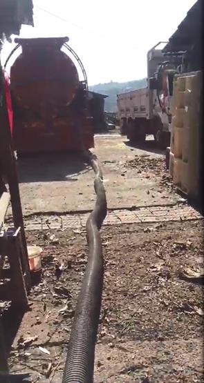 Fabrikanın dereye atık boşaltması kamerada