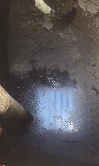 Fabrikanın dereye atık boşaltması kamerada