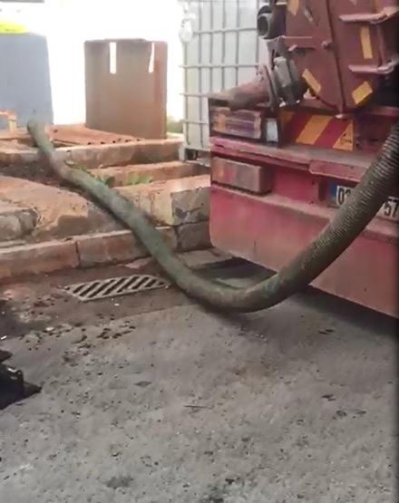 Fabrikanın dereye atık boşaltması kamerada