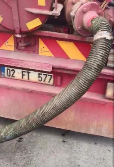 Fabrikanın dereye atık boşaltması kamerada
