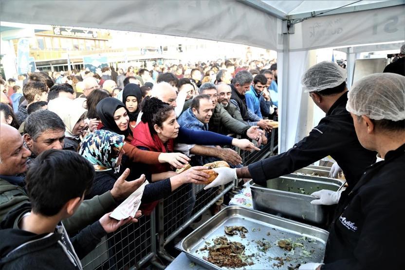 Balık-ekmek izdihamı Vatandaşlar birbiriyle yarıştı
