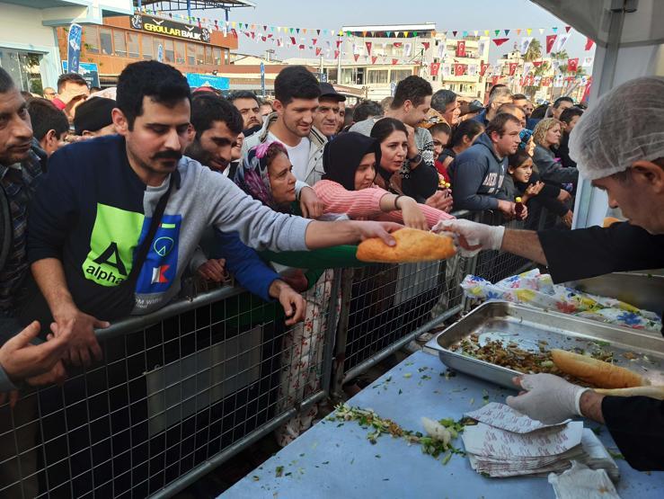 Balık-ekmek izdihamı Vatandaşlar birbiriyle yarıştı