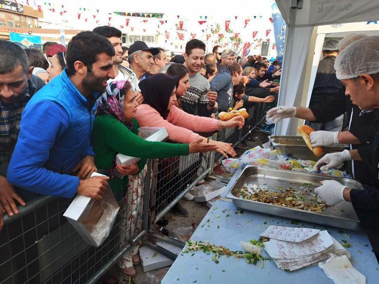 Balık-ekmek izdihamı Vatandaşlar birbiriyle yarıştı