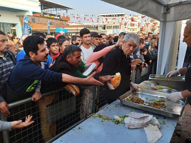 Balık-ekmek izdihamı Vatandaşlar birbiriyle yarıştı