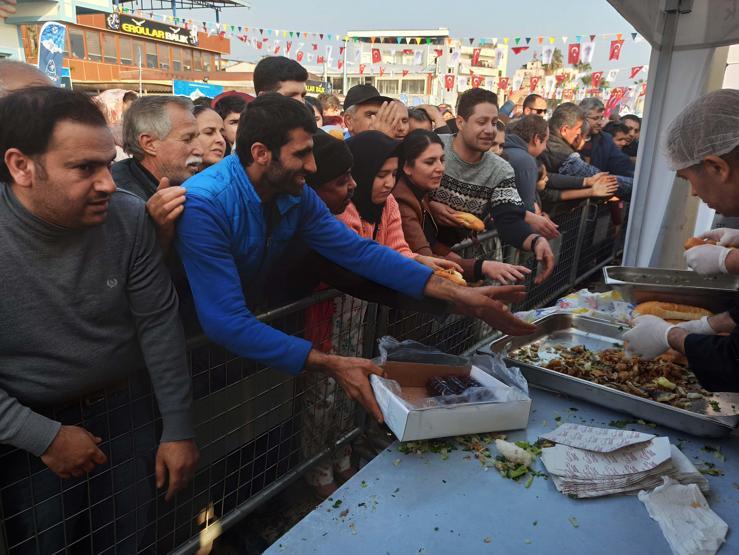 Balık-ekmek izdihamı Vatandaşlar birbiriyle yarıştı