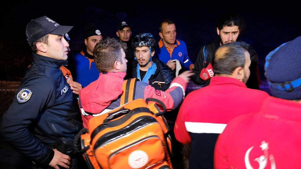 Uçurumdan yuvarlanan bisikletçi helikopterle kurtarıldı